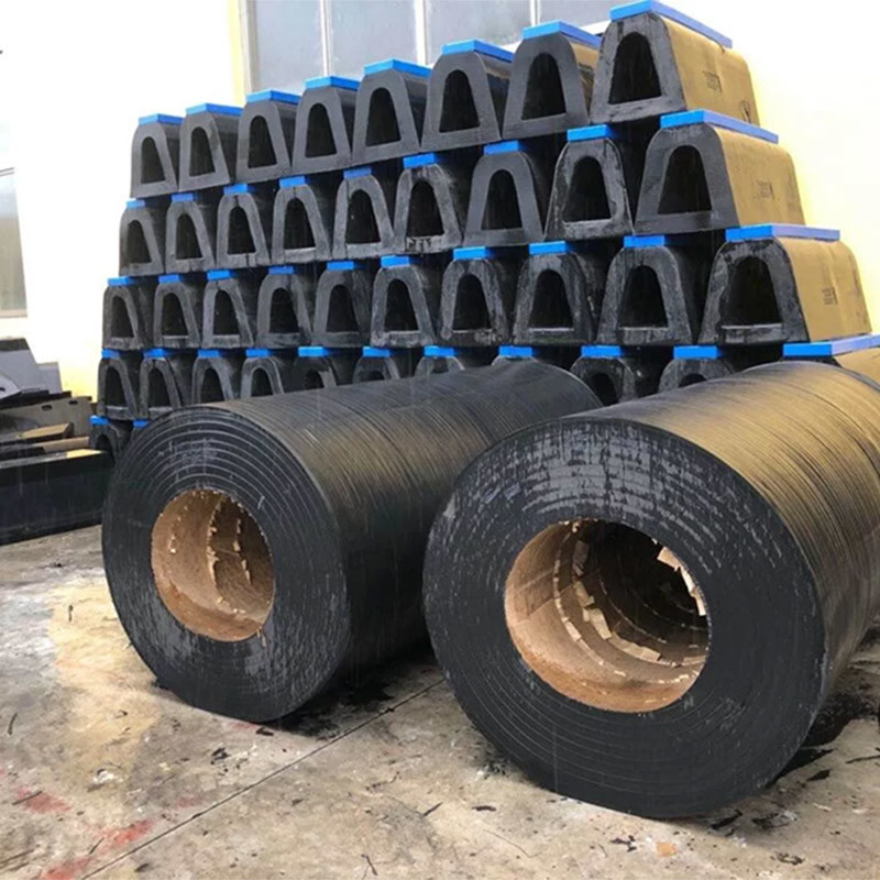 750×1800mm Cylindrical Marine Fenders Smooth Surface Long Term Use Shock Resistant