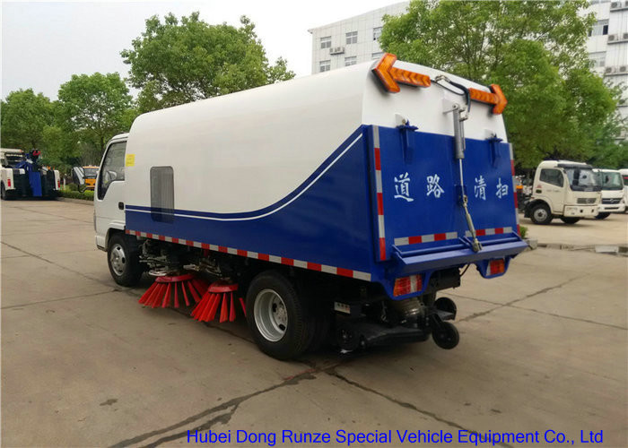 ISUZU 600P Airport Runway Street Sweeper Vehicle With Cleaning Brushes Water Spraying