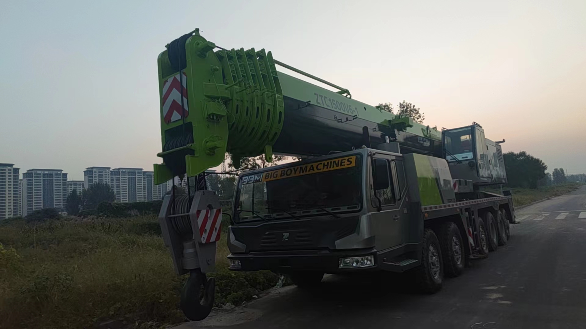 150T Telescopic Crane Lift Zoomlion Crane Truck with Max. Lifting Capacity of 39.5 M