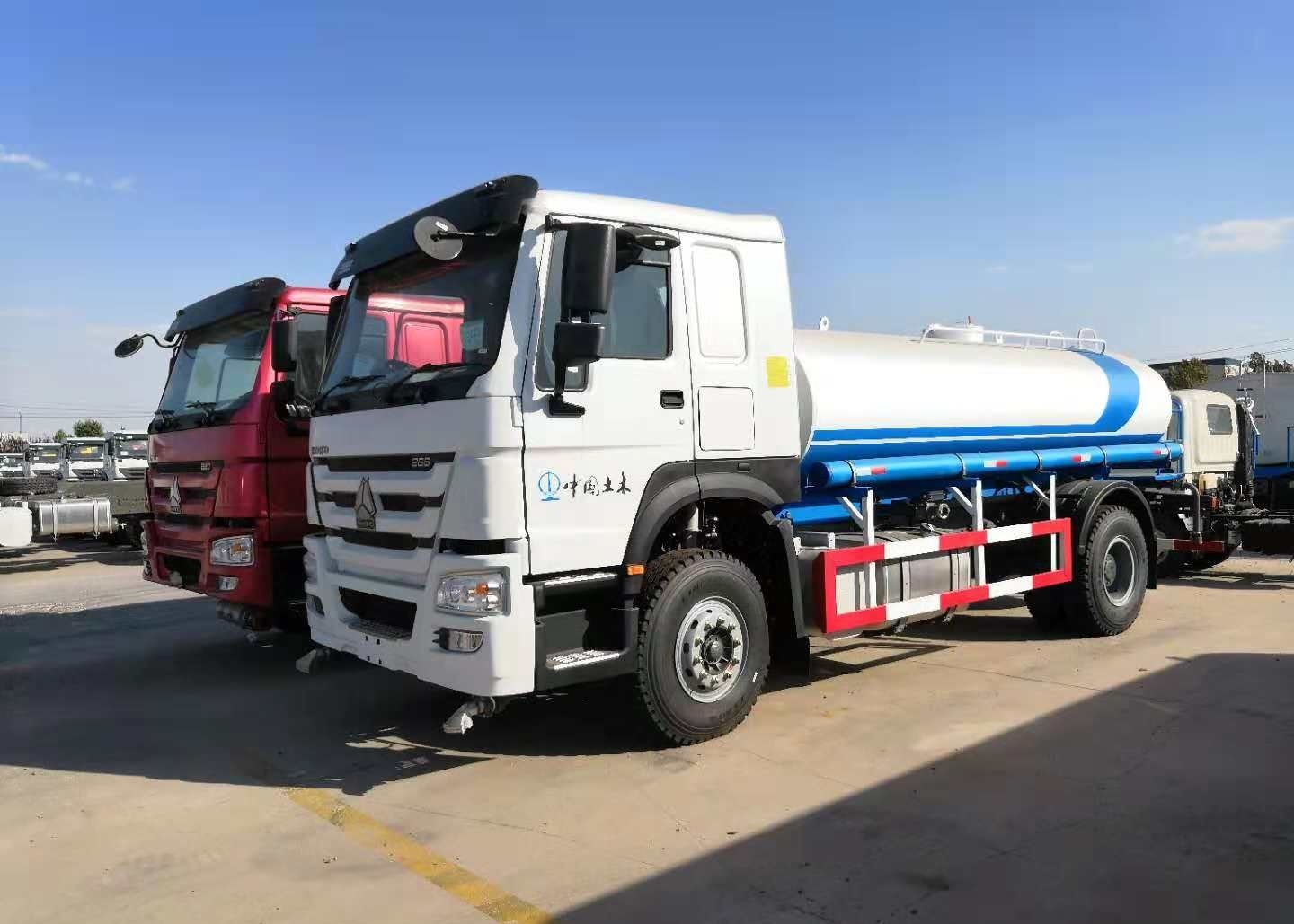 Sinotruk 10cbm Water Liquid Fuel Tank Truck 4 * 2 266hp With Air Conditioner
