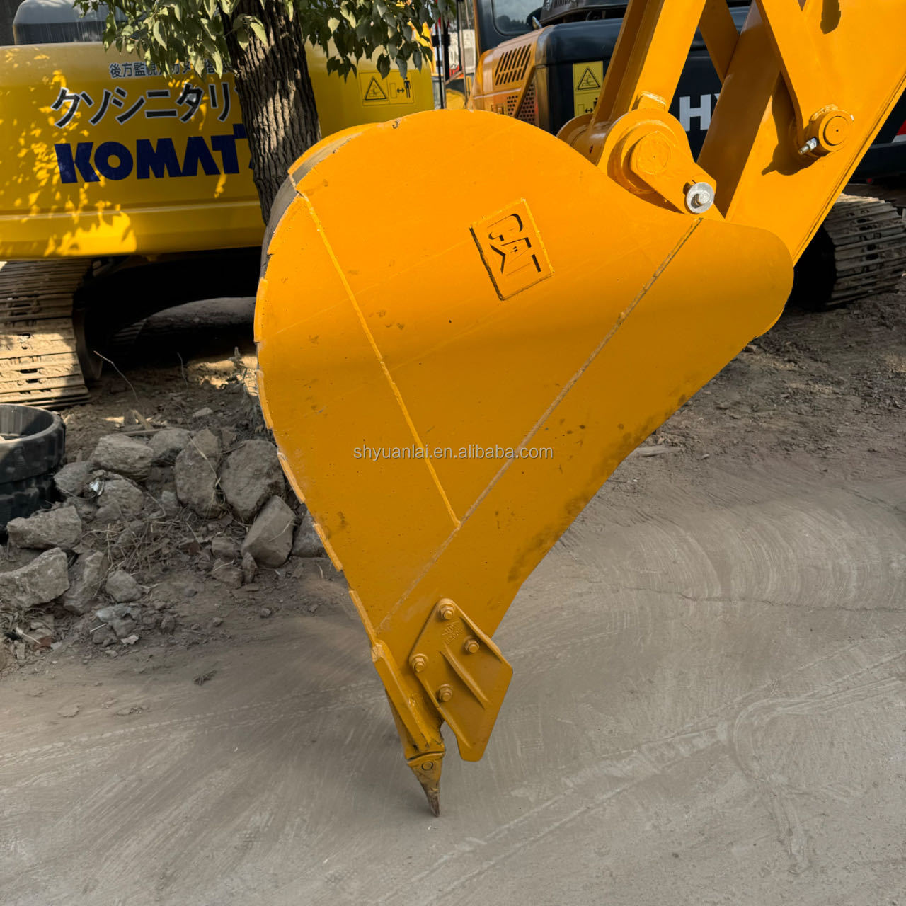 Used CAT320D2 excavator with original hydraulic pump and overall soft steel design