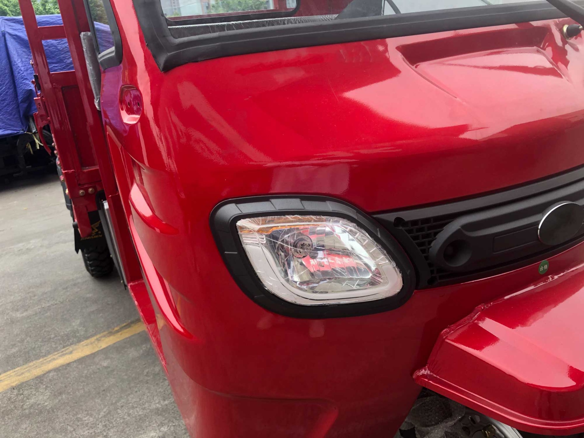 Water-Cooled Engine Semi Cab Tricycle with Double Lights and Strong Loading Capacity
