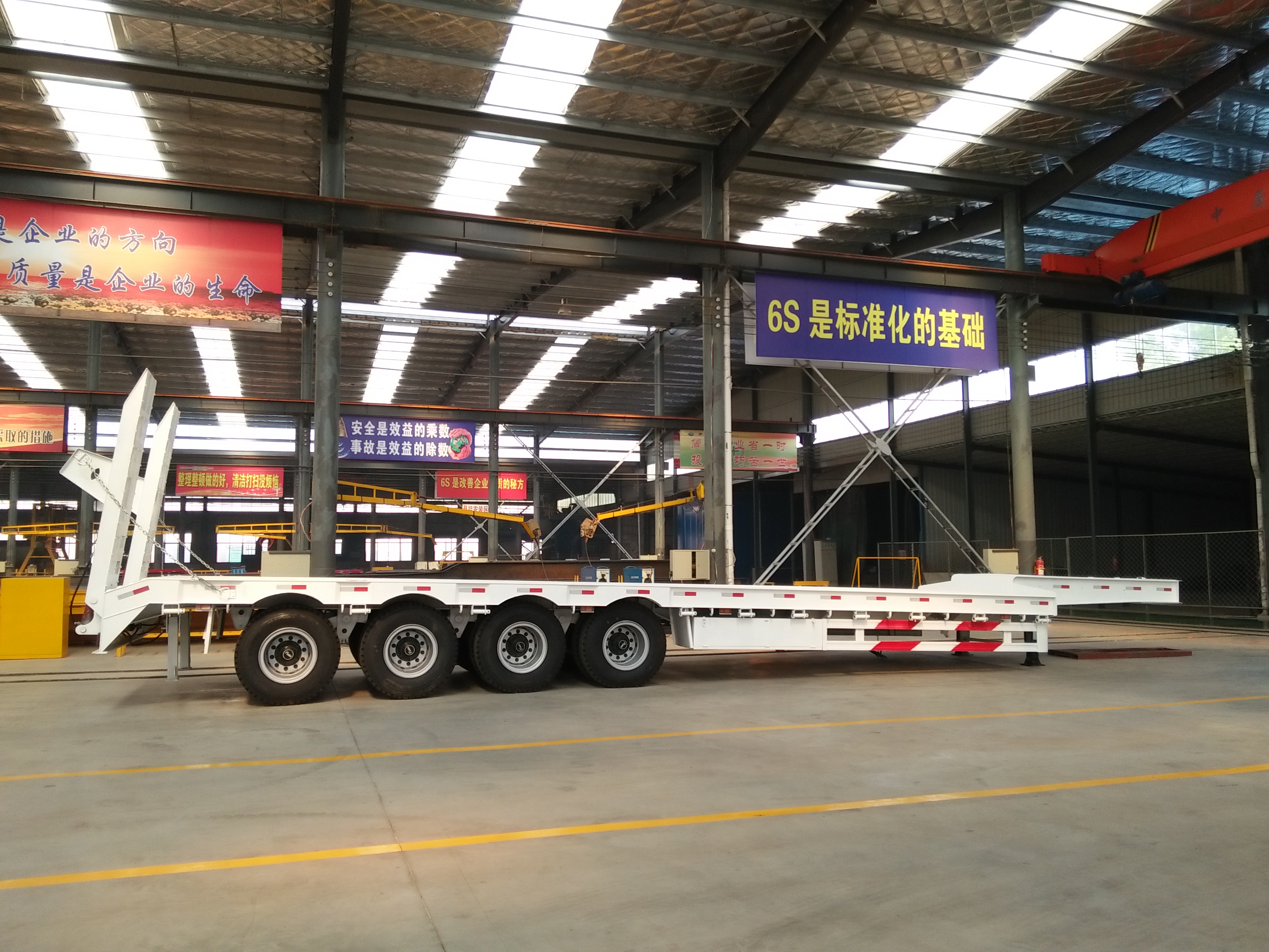 Semi-Trailer 4 Axles 13.73m 75 Tons 80ton Lowbed Flat Low Bed Loader in Qatar