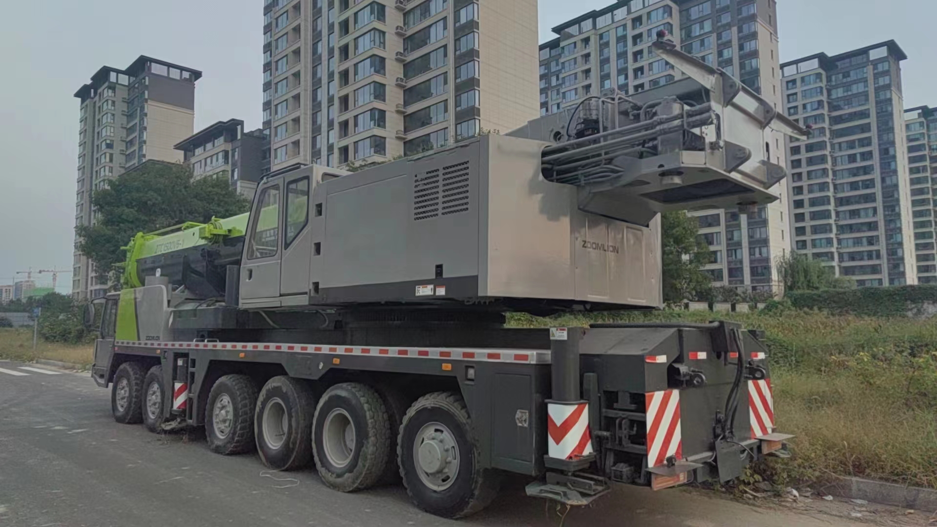 150T Telescopic Crane Lift Zoomlion Crane Truck with Max. Lifting Capacity of 39.5 M