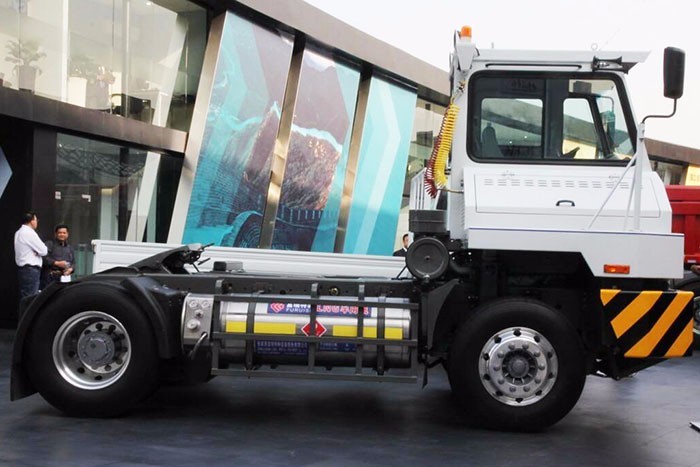 371 hp Prime Mover Truck For Container Traction In Low Speed Port