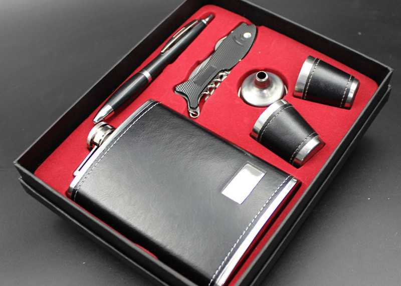 Lightweight 8oz Hip Flask Gift Box Set , Personalised Hip Flask With Cups