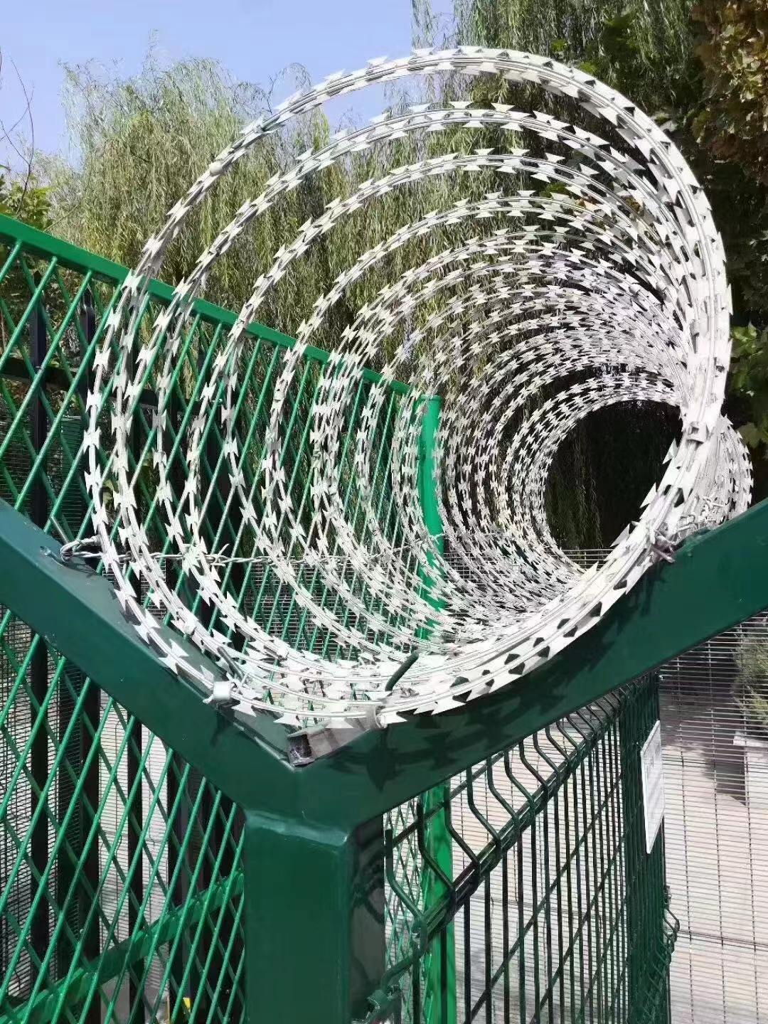 Newest Design Top Quality Price GI Razor Wire Barrier Concertina Barbed Wire Rolls Used For Airport Security
