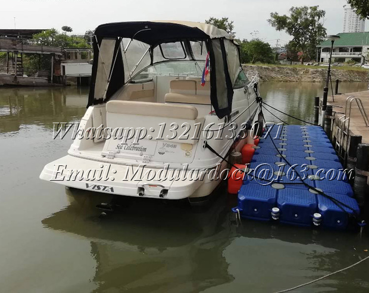 Plastic floating dock with floats
