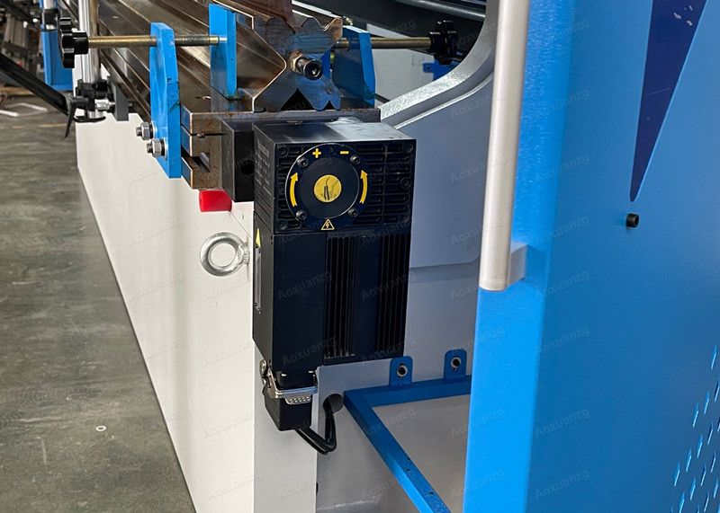 Delem DA53T Fully Computer Controlled Hydraulic Press Brake 220t 3200mm Press Bending Machine Manufacturing