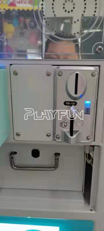 Playfun New Design Snack Man Aracde Coin Operated Game 6 Gift Box Toy Present Vending Machine for Shopping Center