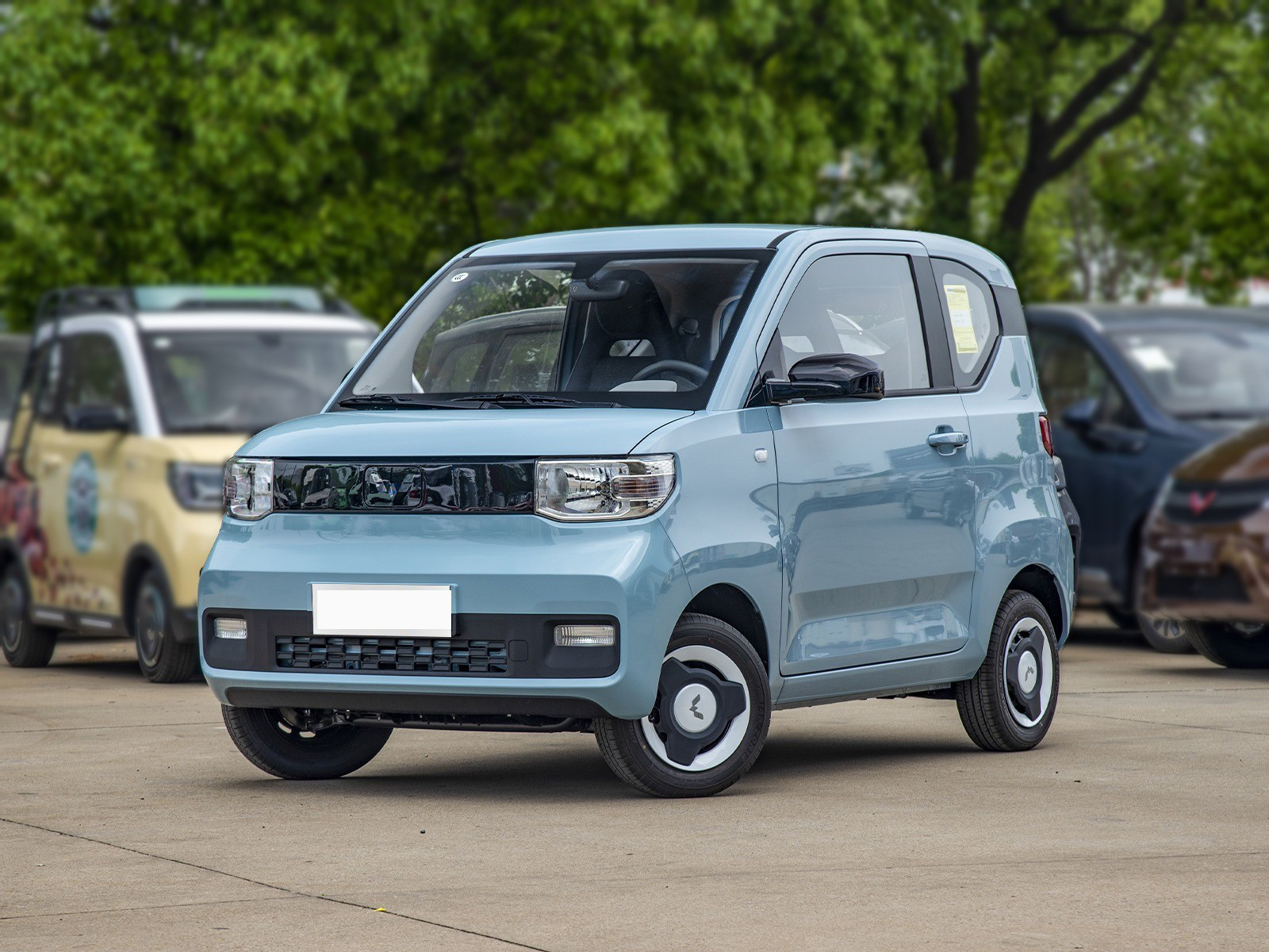 100km/h Small Wuling Electric Vehicles 5 Seats Car 300KM For Adults