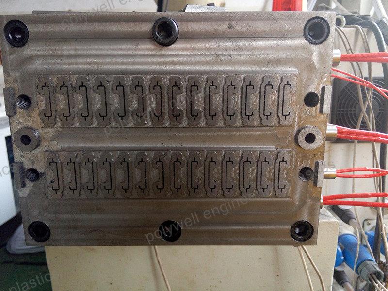 PA66 Thermal Break Plastic Moulding Dies For Plastic Extruder Machine