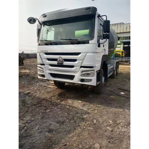 Used HOWO transport vehicles and used Zoomlion mixing tanks