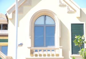 Wholesale Beige Classic Decorative Plastic Crown Molding Frame, Hand Painted from china suppliers
