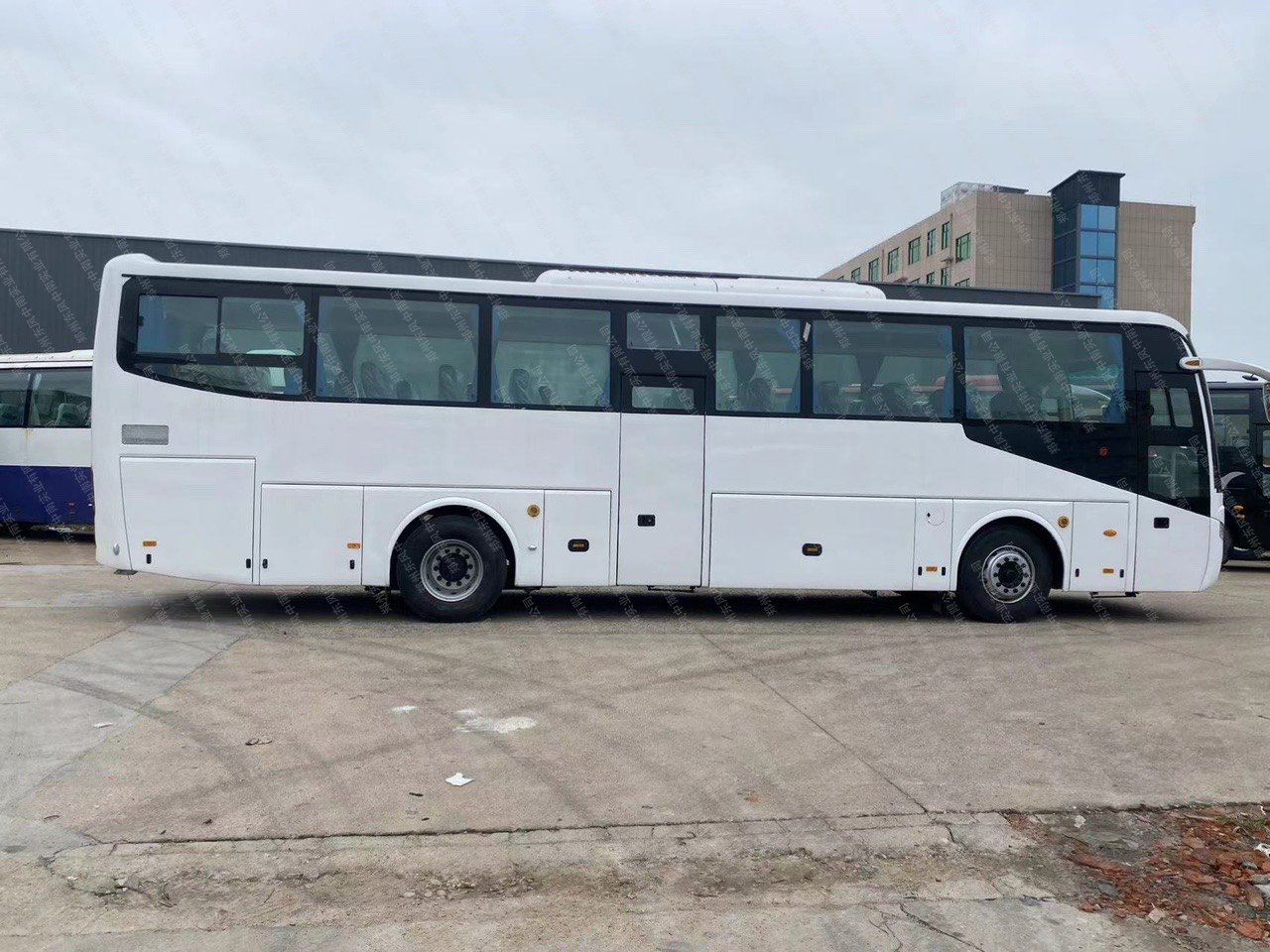 Affordable Diesel Youtong Bus 50 Seater 55 Seater 60 Seater Used Coach Buses