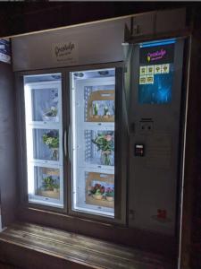 Wholesale Hot Item White Flower Vending Machine Metal Sheet Acrylic Material from china suppliers