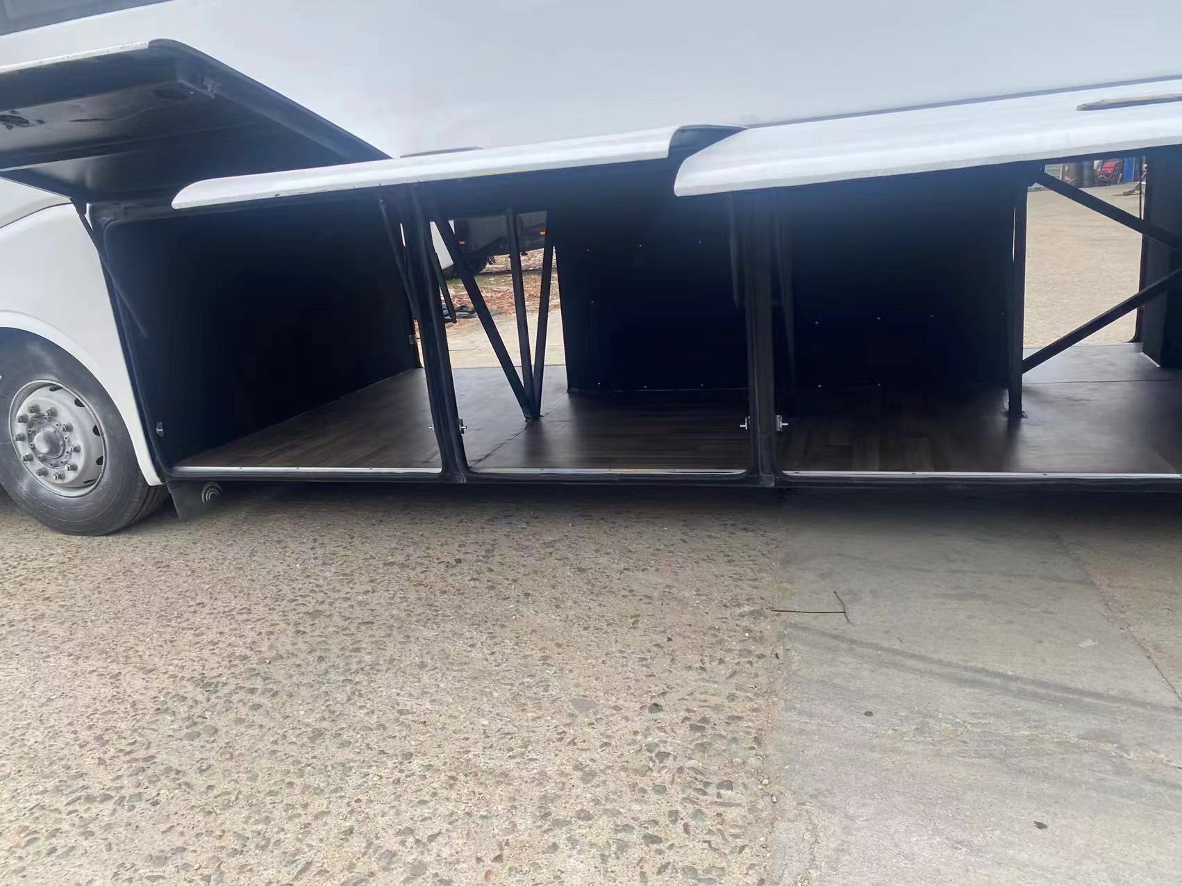 Get Your Hands on a 6122 50-65 Seats Coach Bus with Bathrooms Curb Weight 18000kg