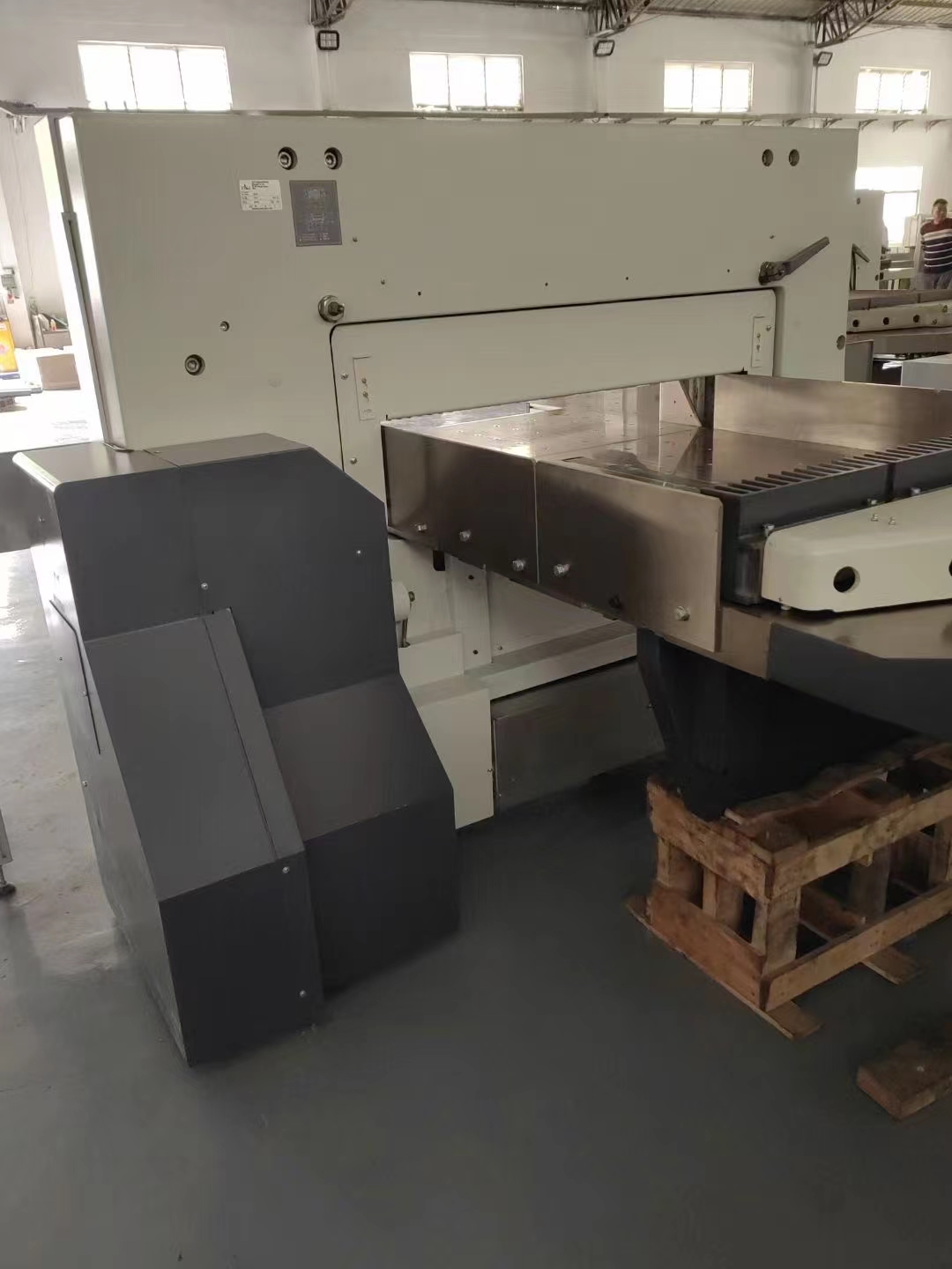 380V Electric Paper Cutter Guillotine Cutting Machine 2800x2800x1600 Mm For Smooth Cutting