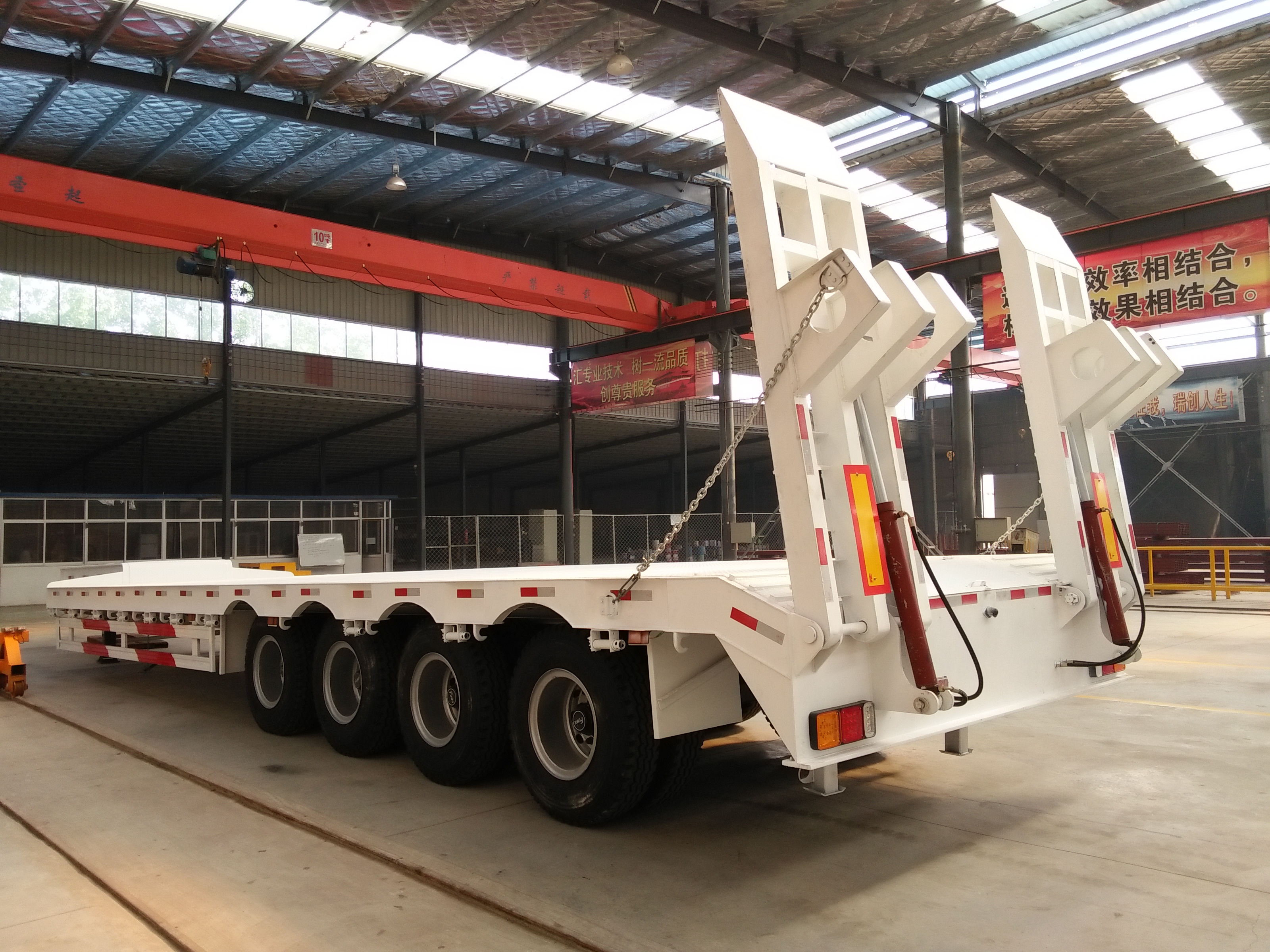 Semi-Trailer 4 Axles 13.73m 75 Tons 80ton Lowbed Flat Low Bed Loader in Qatar