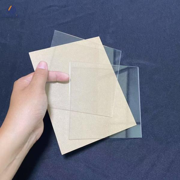 Transparent cast acrylic sheets for the advertising industry, made from 100% virgin materials.