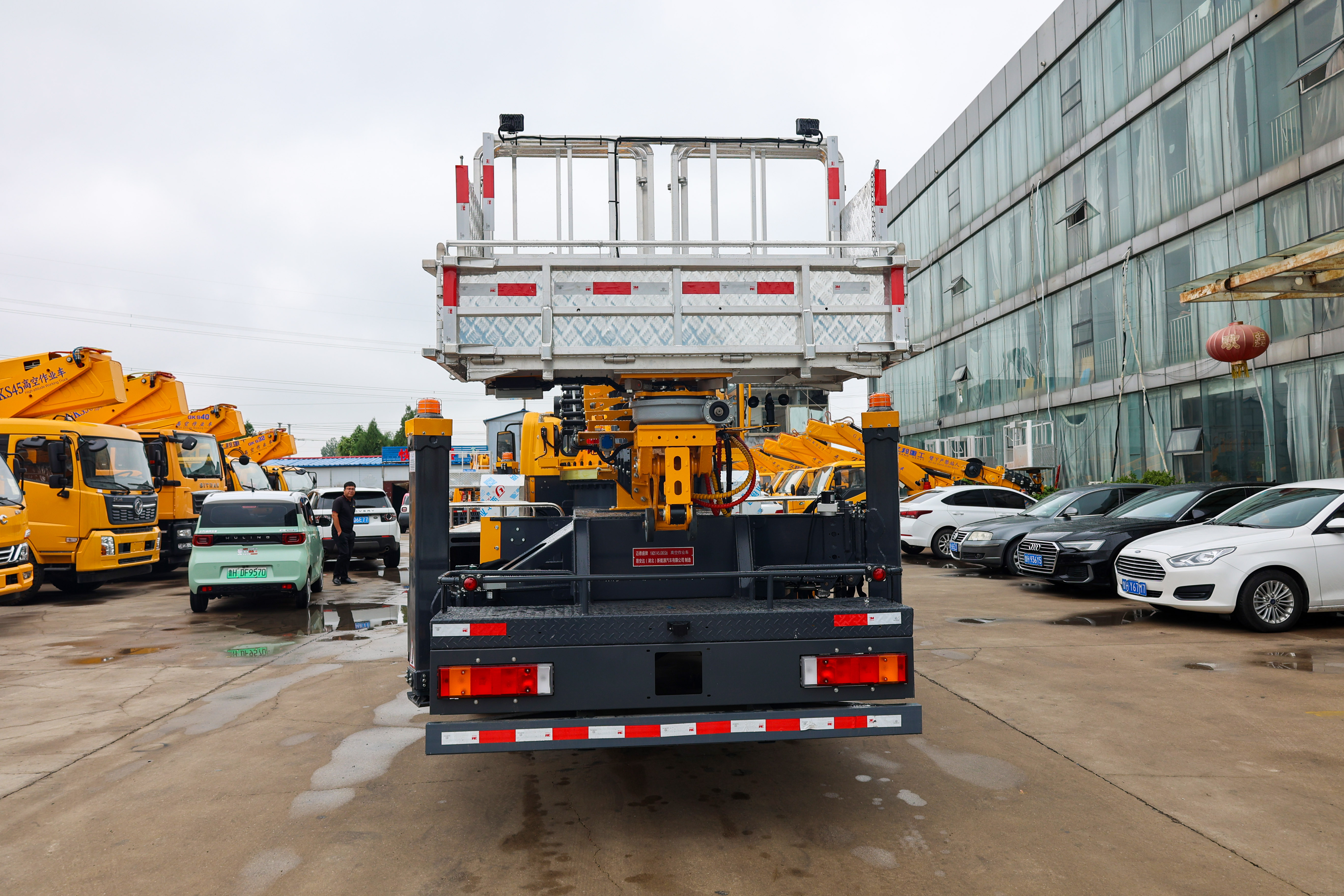 Best Price 360 Degree Rotation 40m Truck Mounted Aerial Work Platform