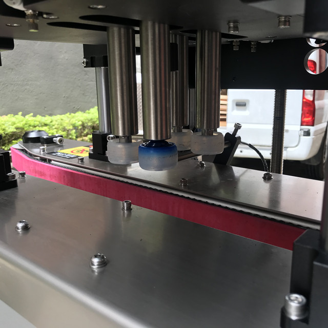 Full Automatic Bottle Capping Machine Capper Machine for Plastic Screw Covers
