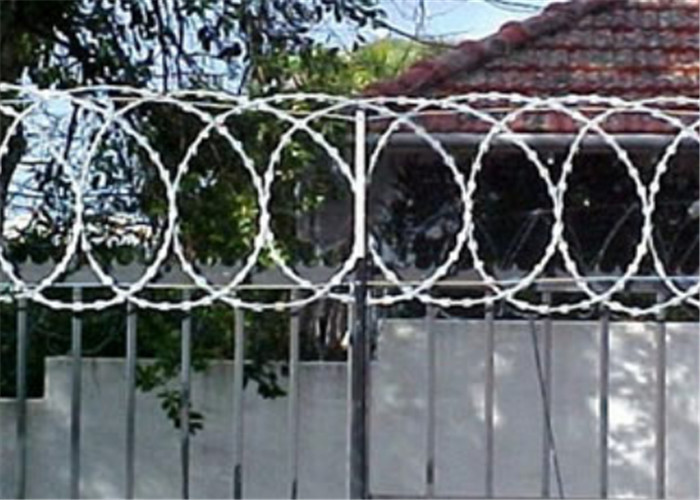 65mm Welded Galvanized Straight Line Barbed Diamond Razor Mesh Fencing