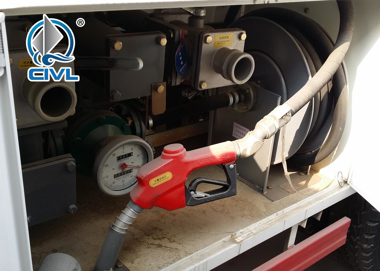 New Fuel Tank Semitrailer 45000 Liters Oil Tanker Semi Trailer Trucks 40 To 45 CBM Anti - Skid Pedal