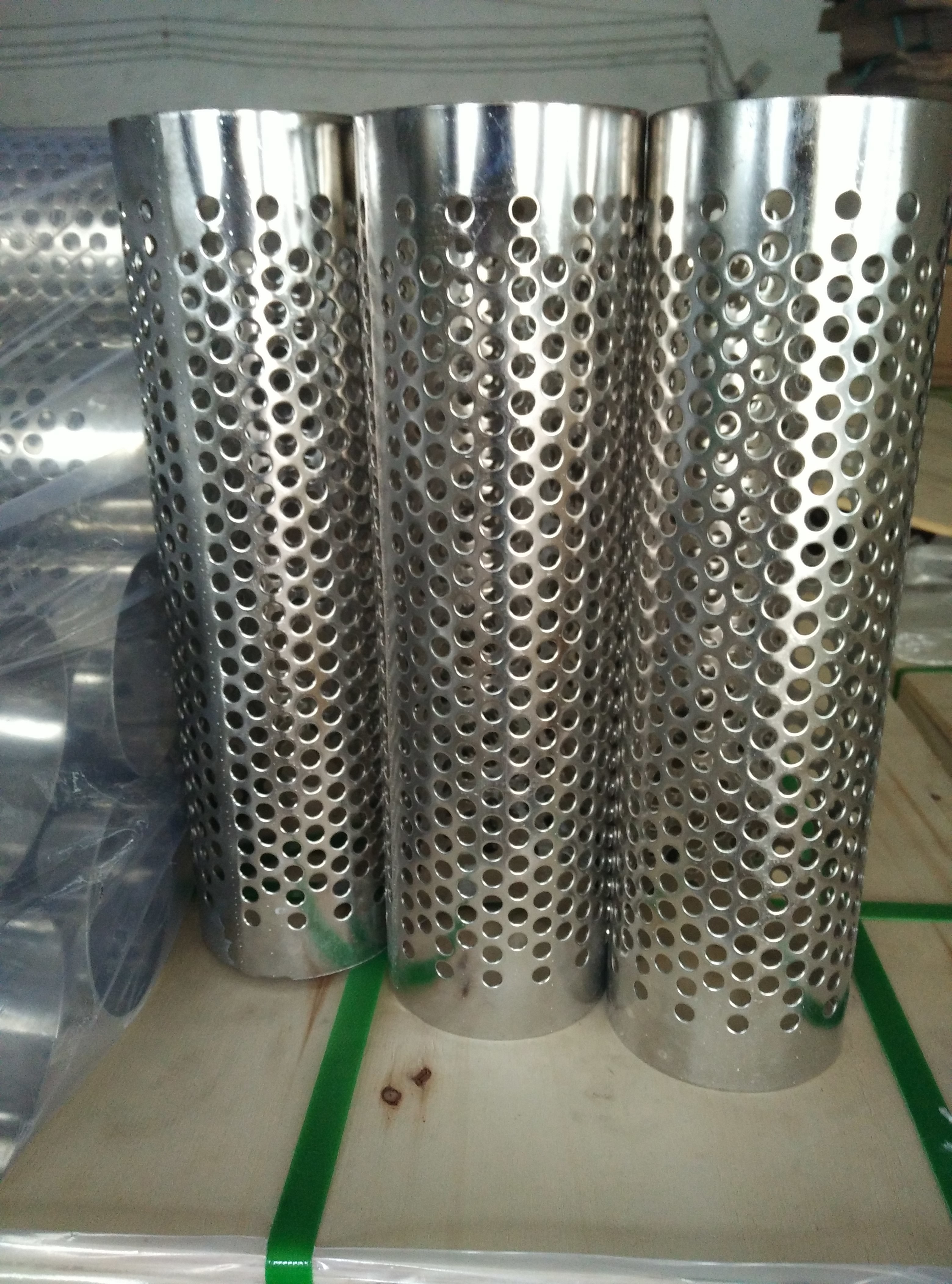 0.4mm Thickness Perforated Wire Mesh Metal Tube 200mm OD Mill Edge