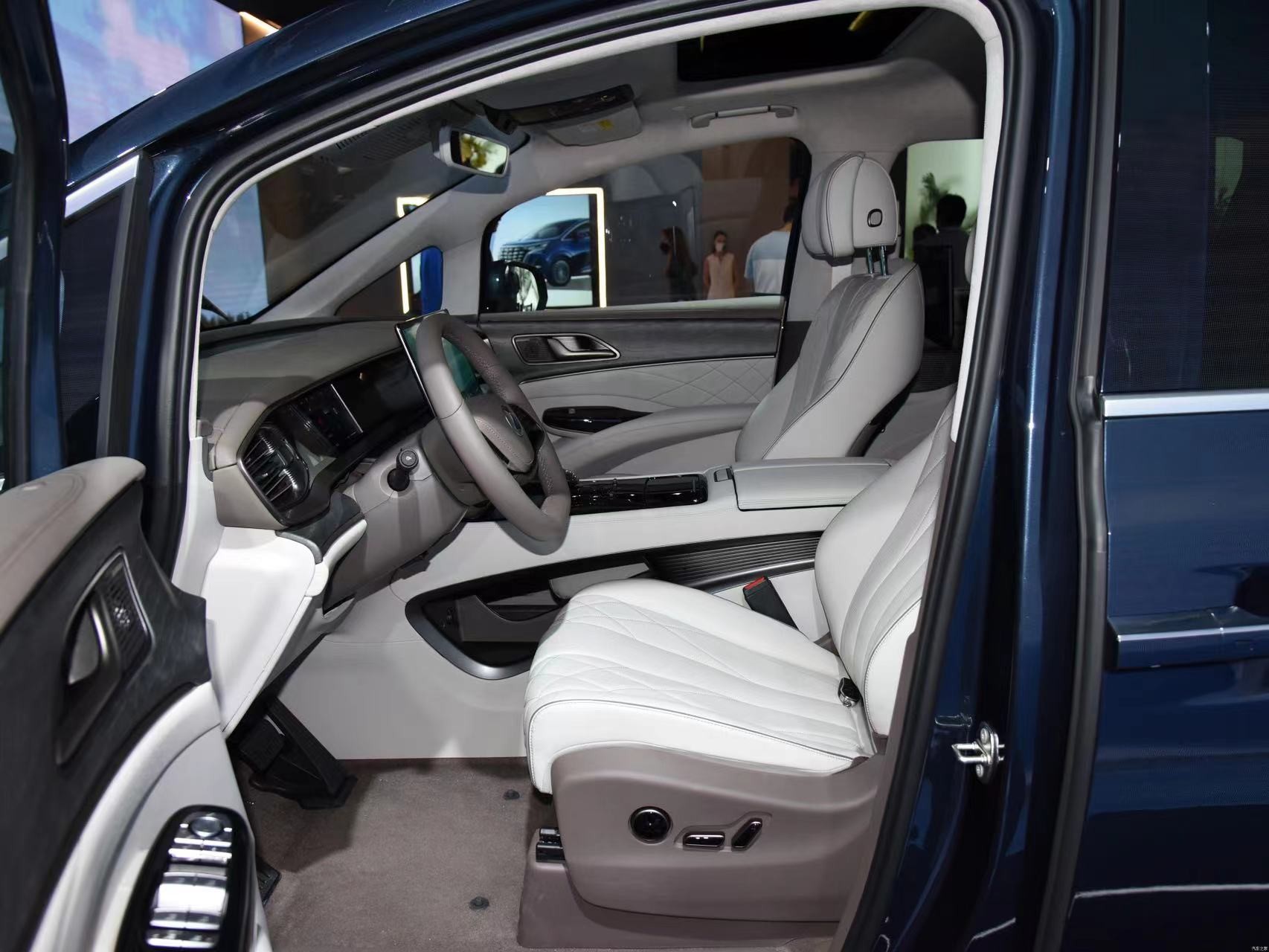 Denza D9 2022 EV 600 4WD Zunrong Version Large MPV Luxury New Car 5 Door 7 Seats