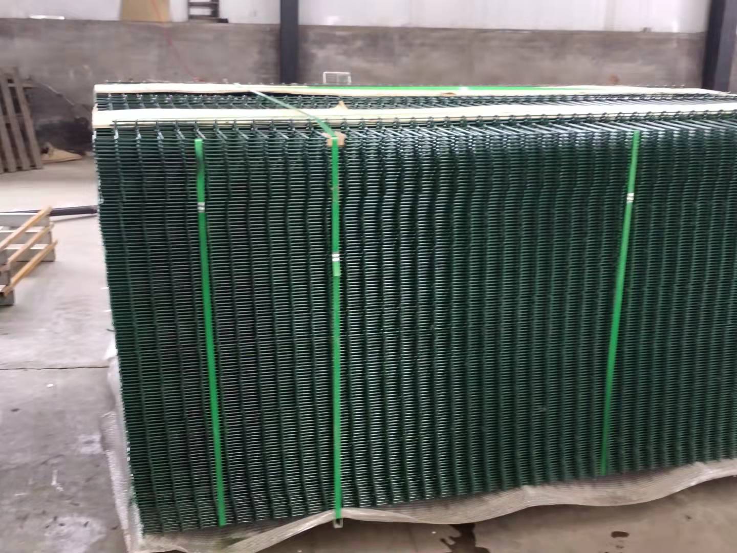 green colored curved mesh fence panles