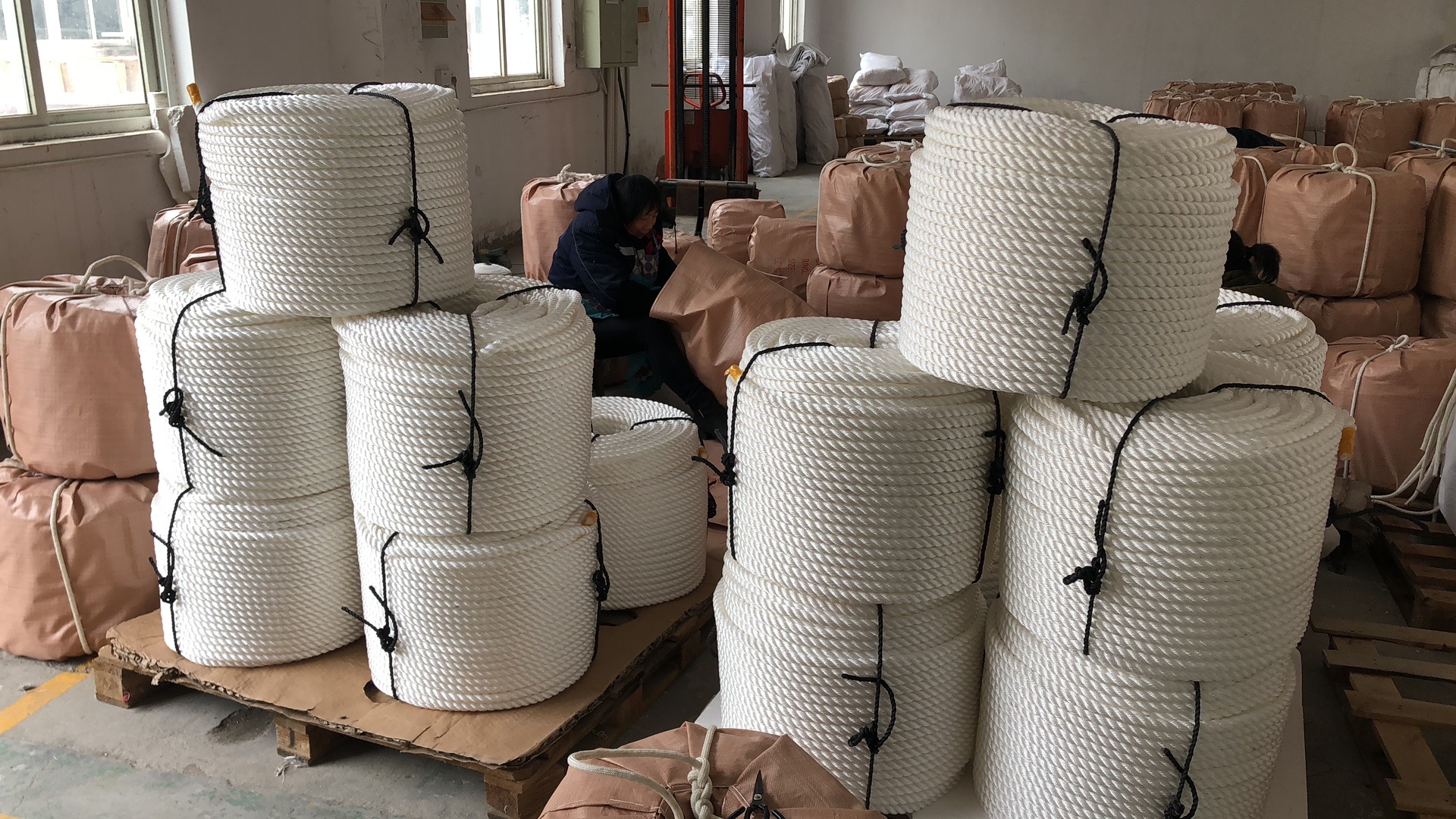 Specifications 3 Strands Twisted White Polyester Mooring Rope 200m Length Customizable