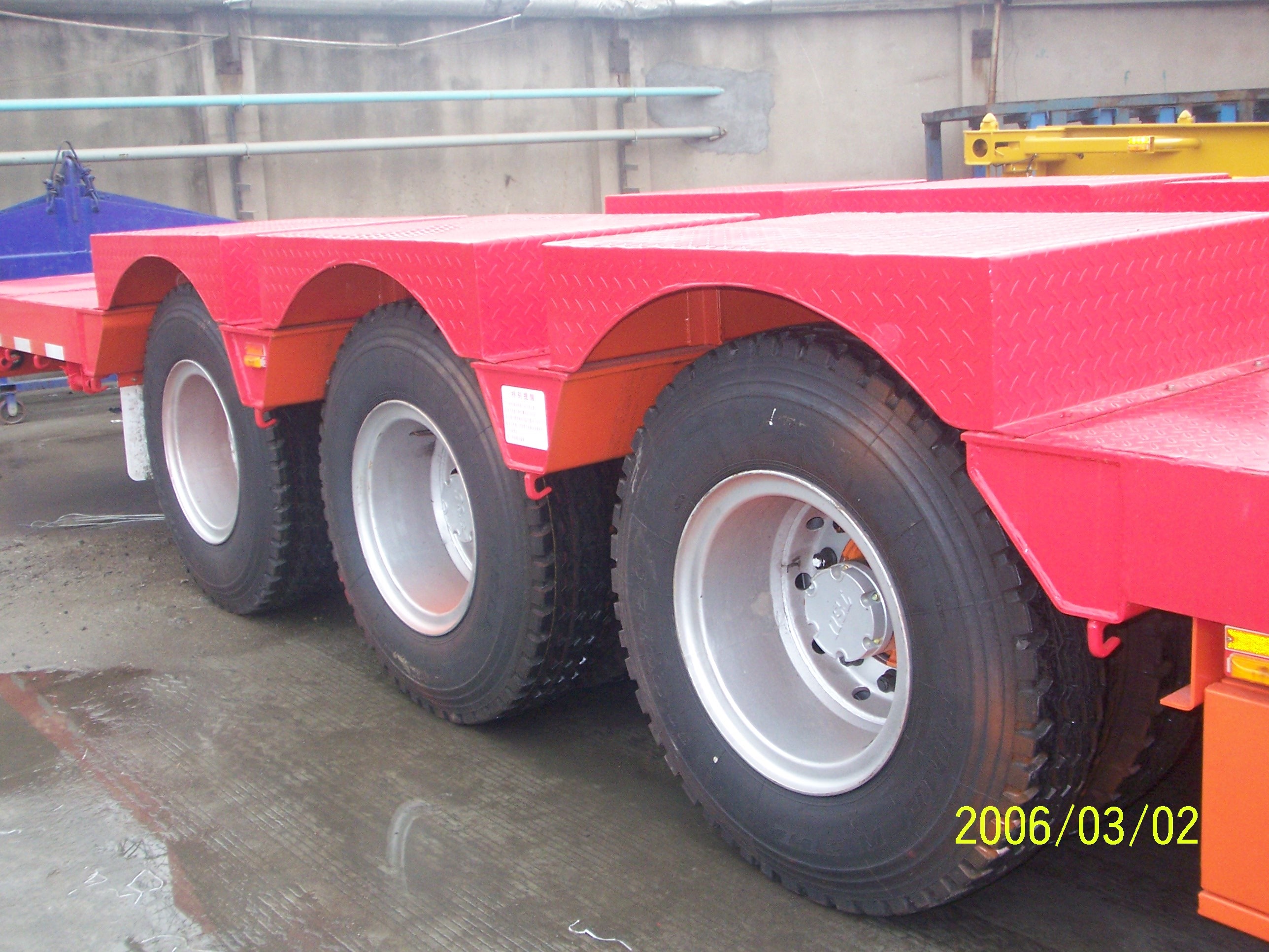Heavy Duty 3 Axles Low Bed Semi Trailer For Tracked Vehicles Customized