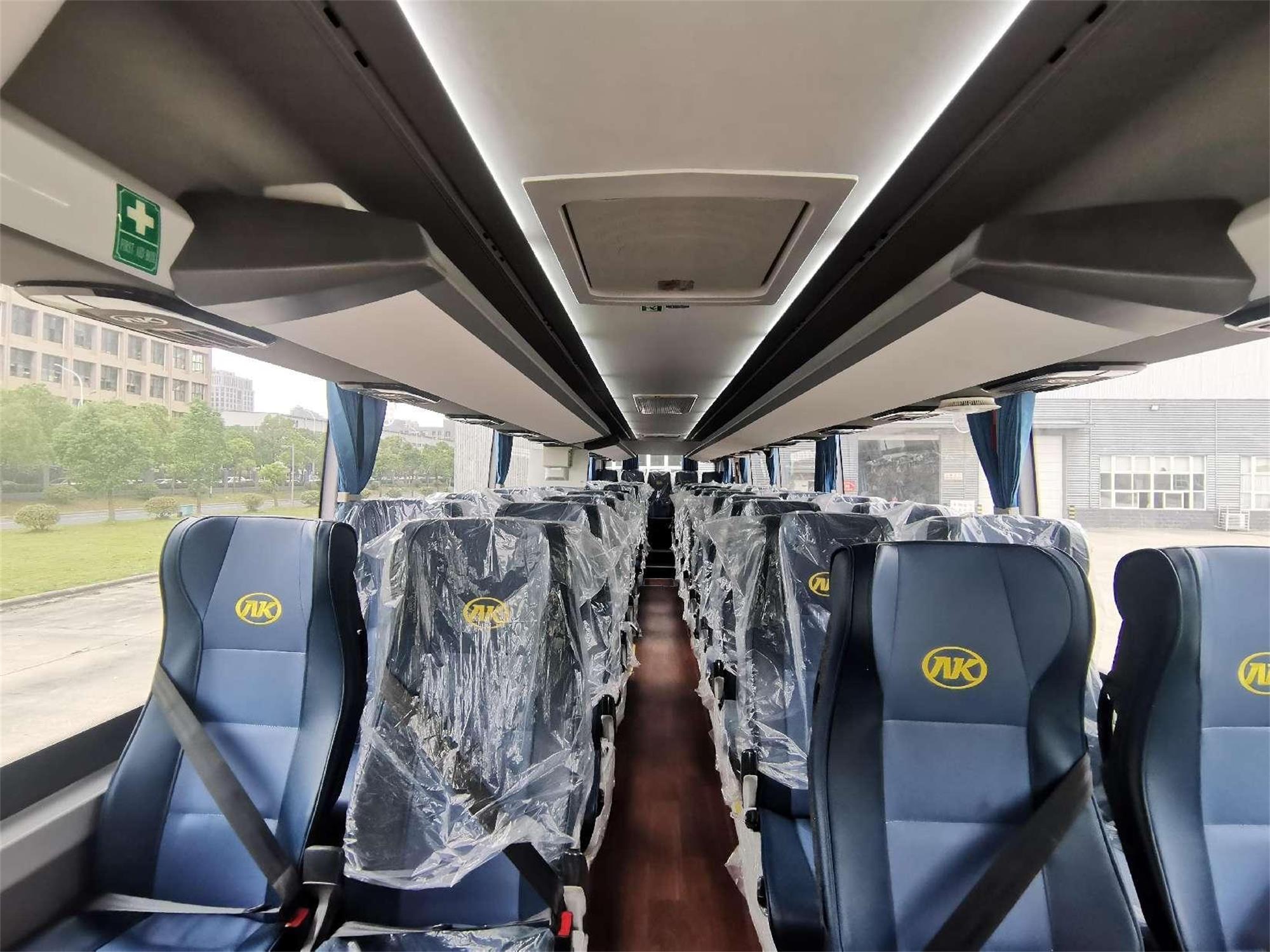 Good Condition Luxury Coach with Euro 4 Emission Standard and Yuichai Engine