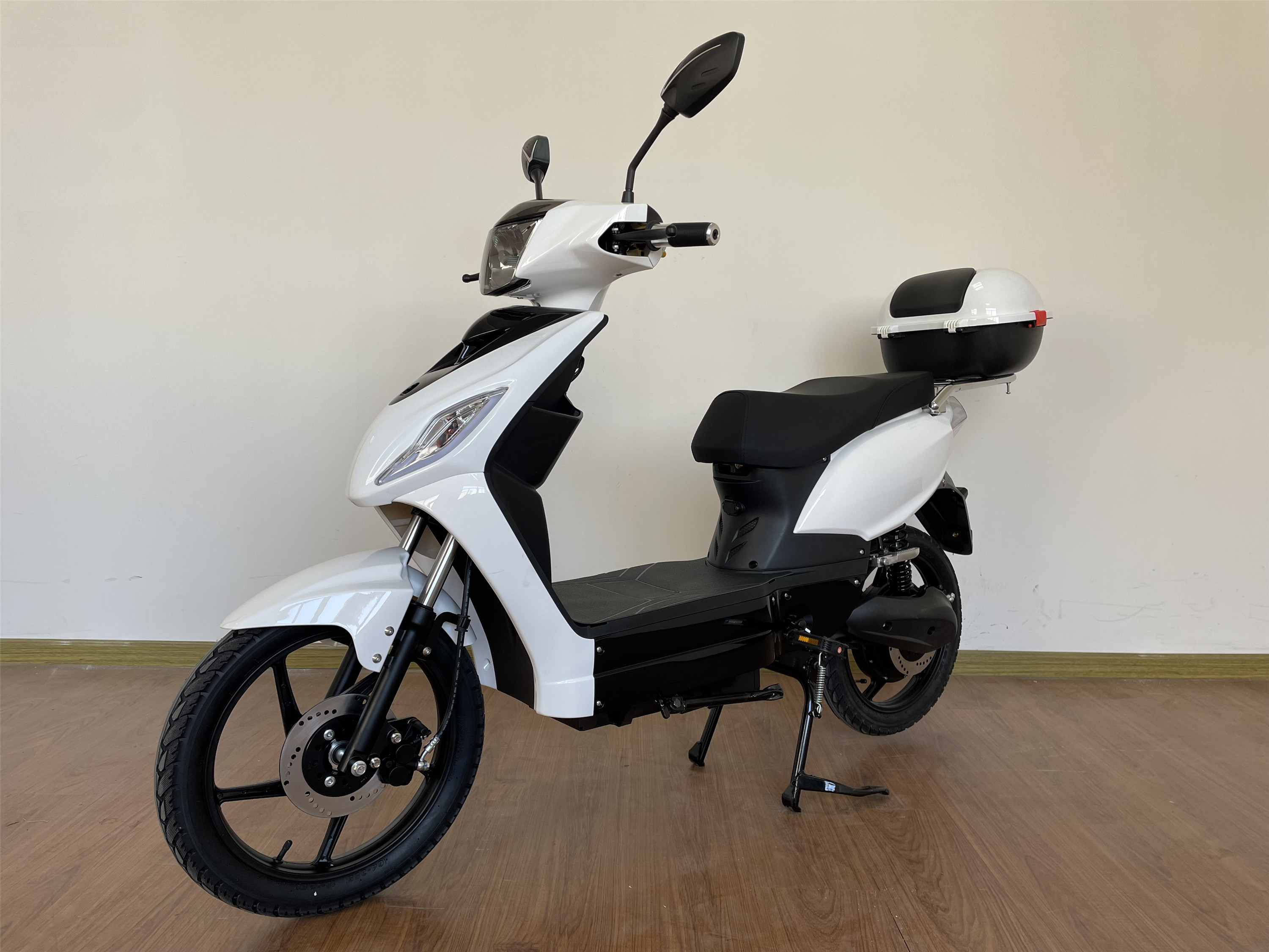 Switzerland Hot Selling 48V 500W Electric Pedal Mopeds Big Wheel 18 Inch Pedal Assist Electric Scooter With Lithium Battery