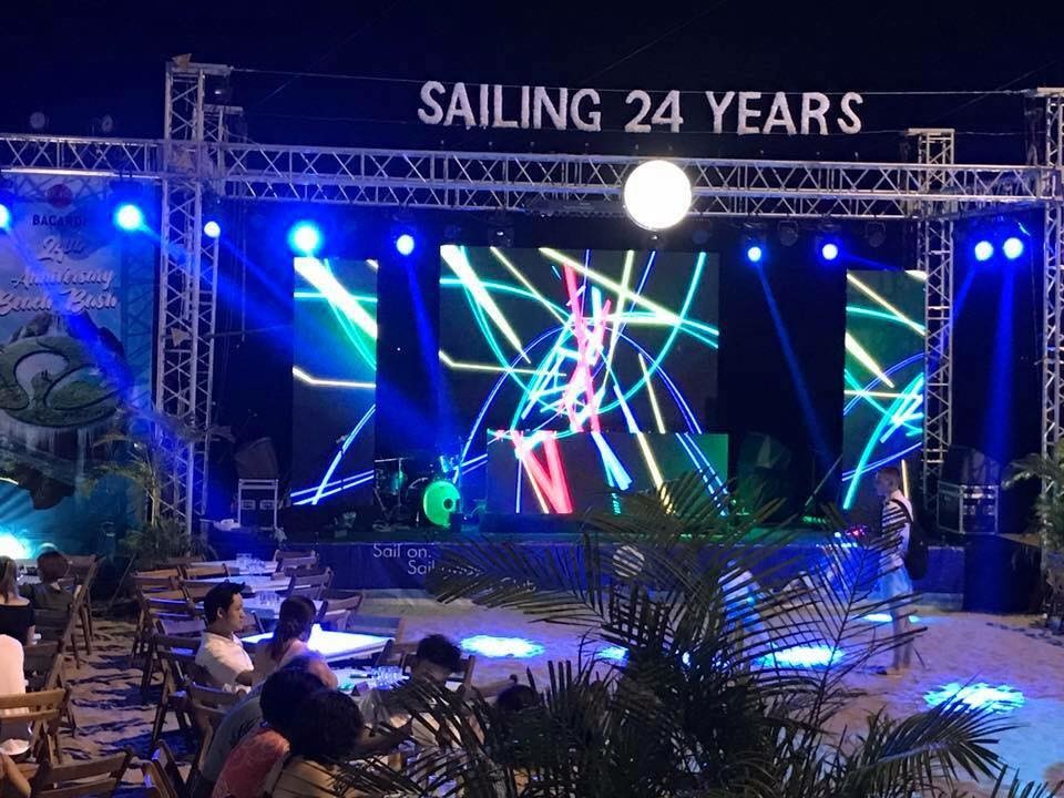 P3.91 Outside Gathering High Brightness LED Film Screen Quick Assembly