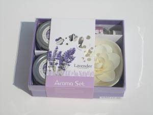 China Ivory lavender fragrance scented tin candle and rose candle with printed label packed into gift box on sale