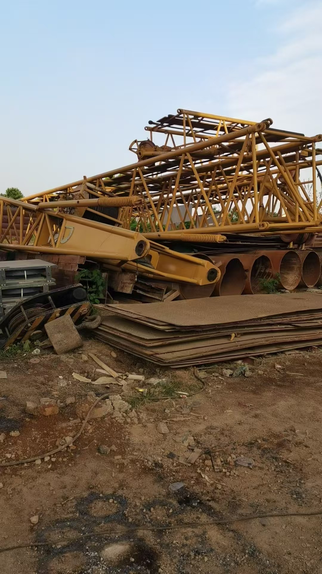 Used XGC130-1 130T Truss Arm Crawler Lifting Crane With High Power And Wide Application