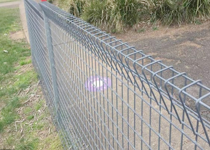 Hot - Dip Galvanized Roll Top BRC Mesh Fencing Welded Beautiful Structure
