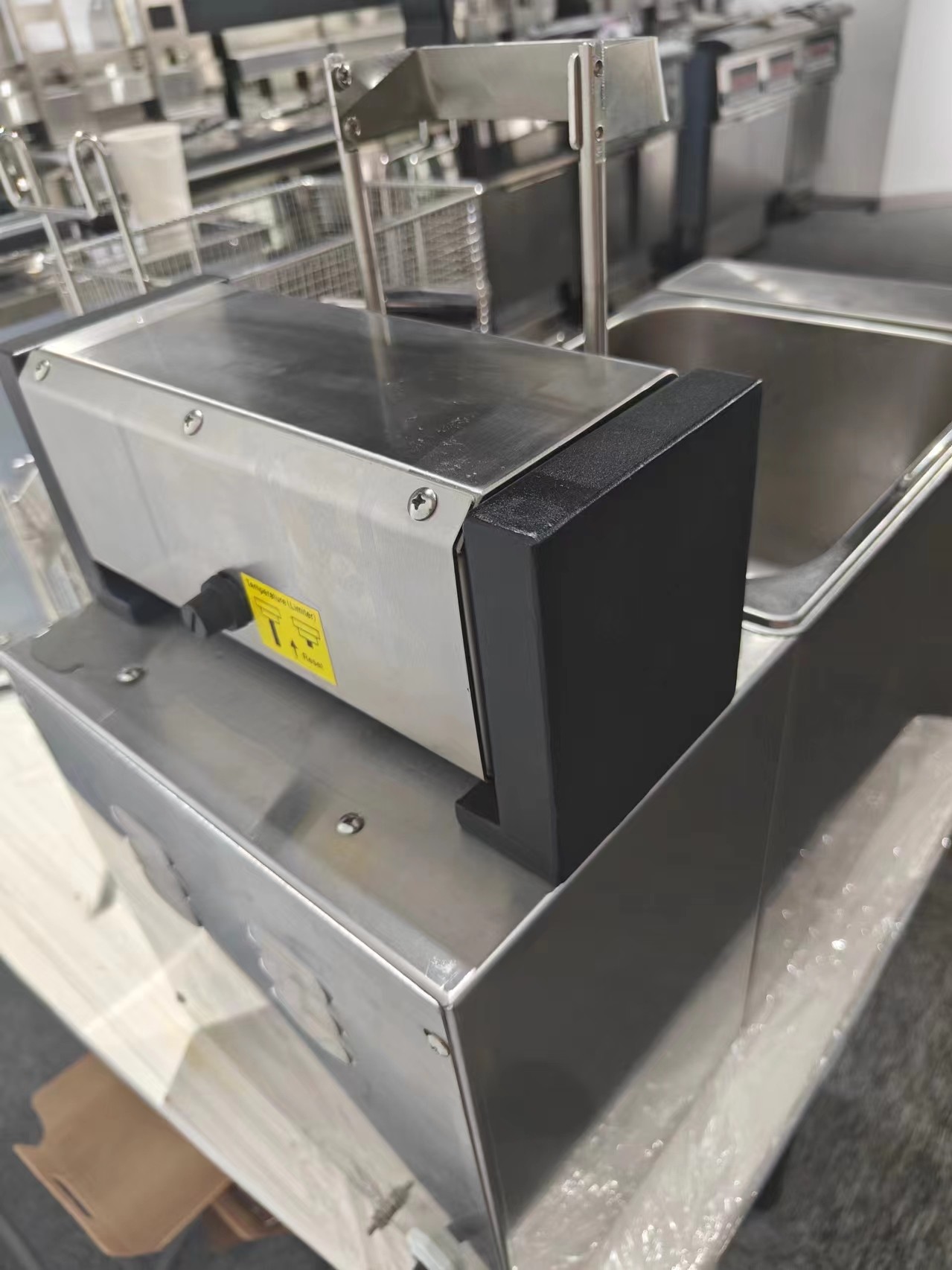 8L Table Top Style Auto Lift 3KW Electric Digital Open Deep Fryer