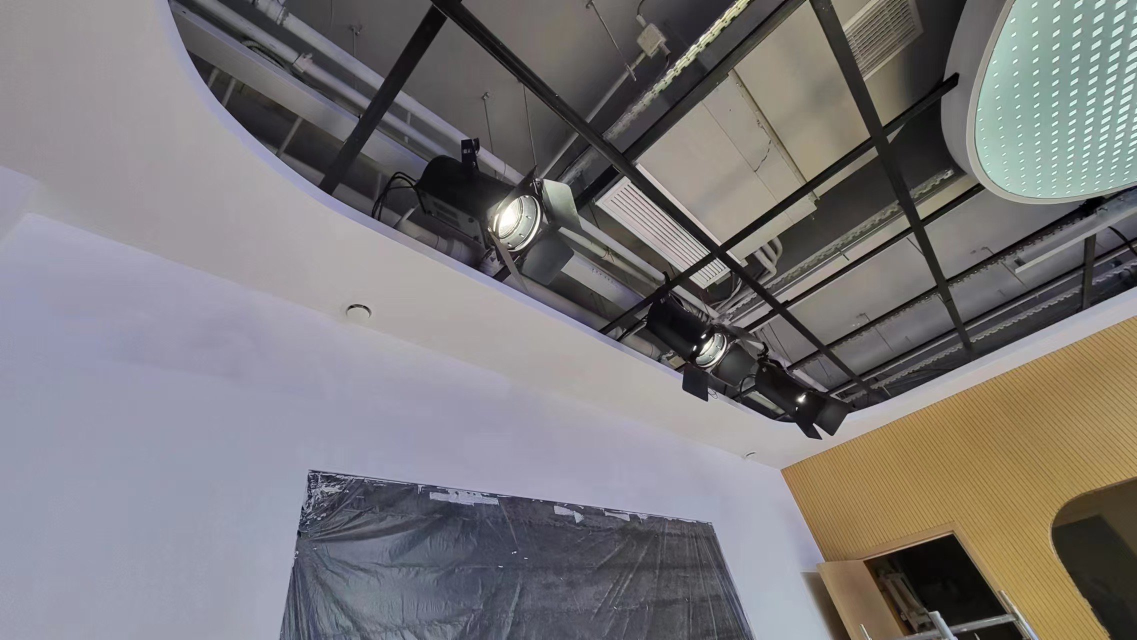 300W LED CRI95 Stage Lighting RGBALC 6 In 1 Auto Zoom Fresnel Spot Light With Color Management System
