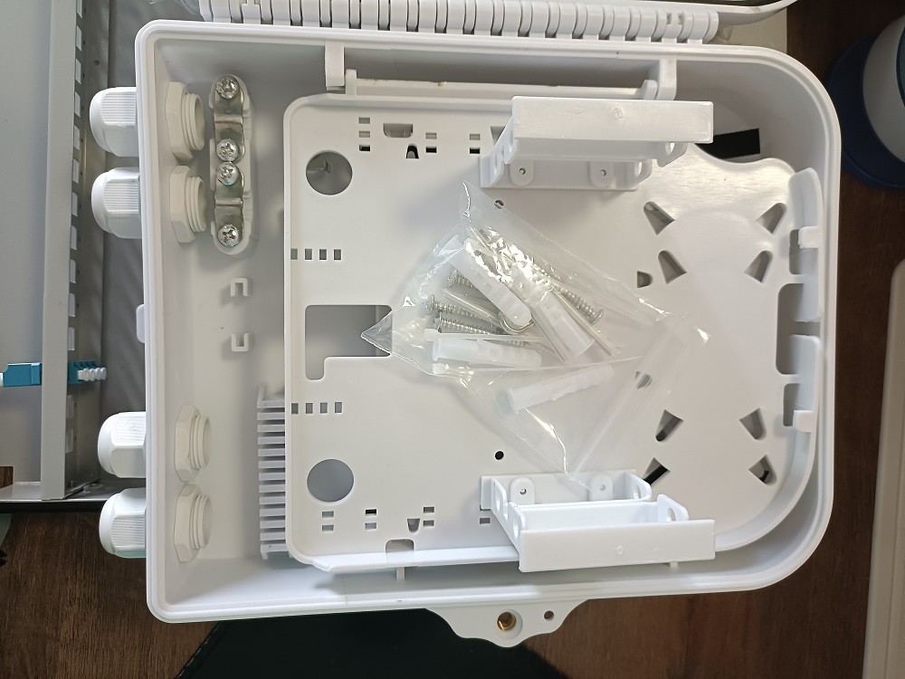 White Fiber Optic Splitter Box LC 1x16 PLC Splitter Wall Mount