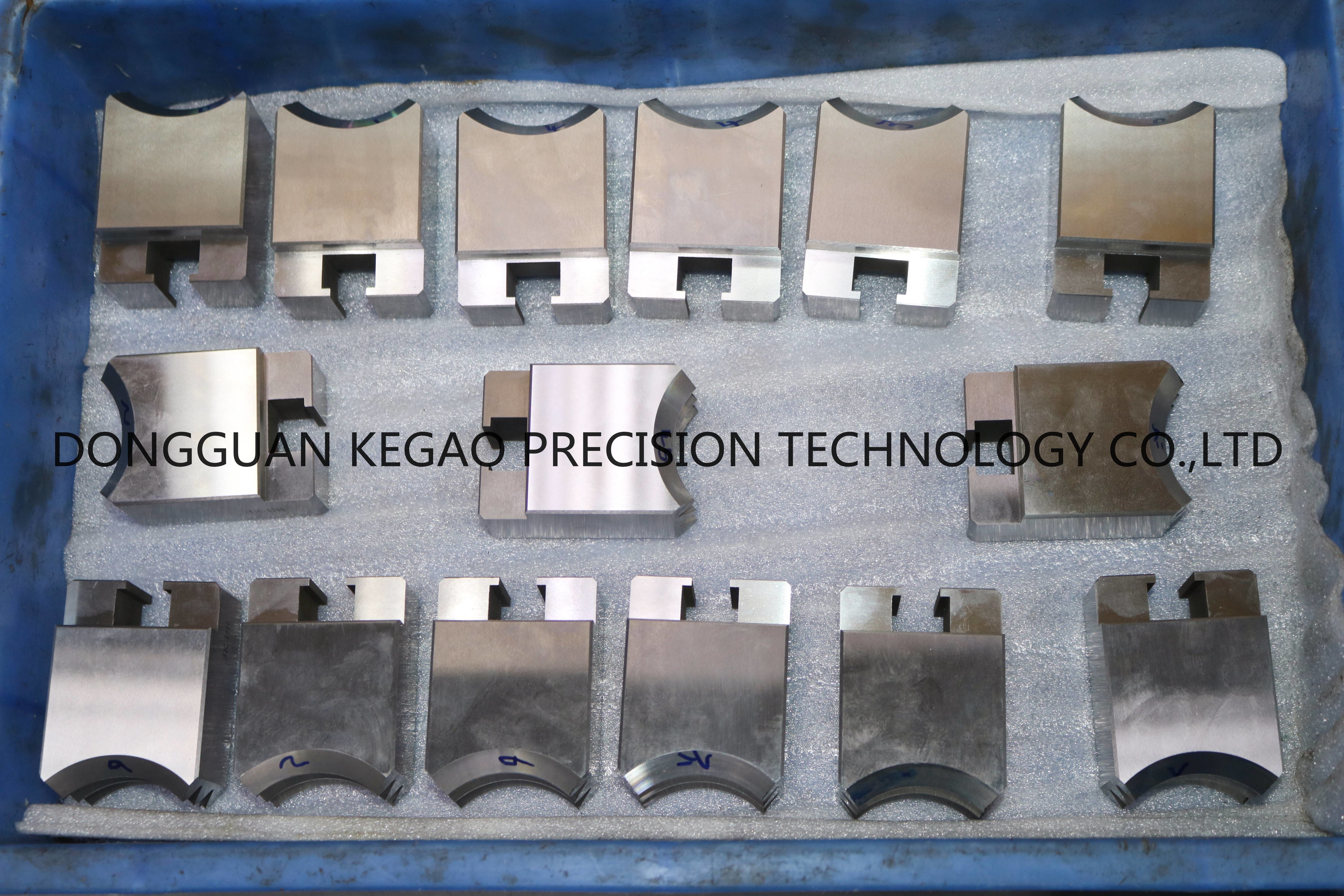 Ra0.6 Precision Mold Components SCM439 Material 44HRC Clamping