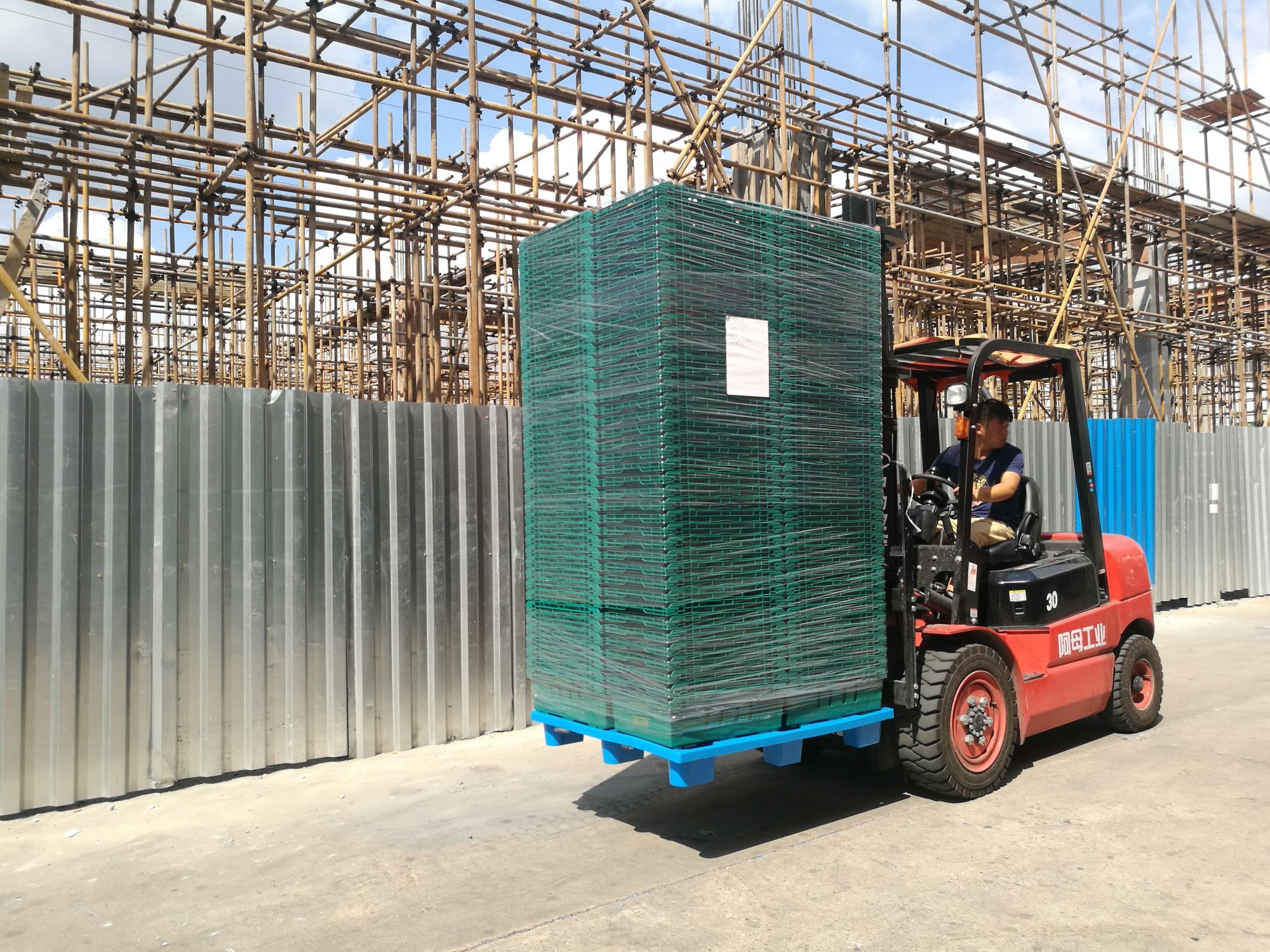 Perforated Sides Nestable Bale Arm Crate Trays Containers With Stacking Bars 590 * 400 *192