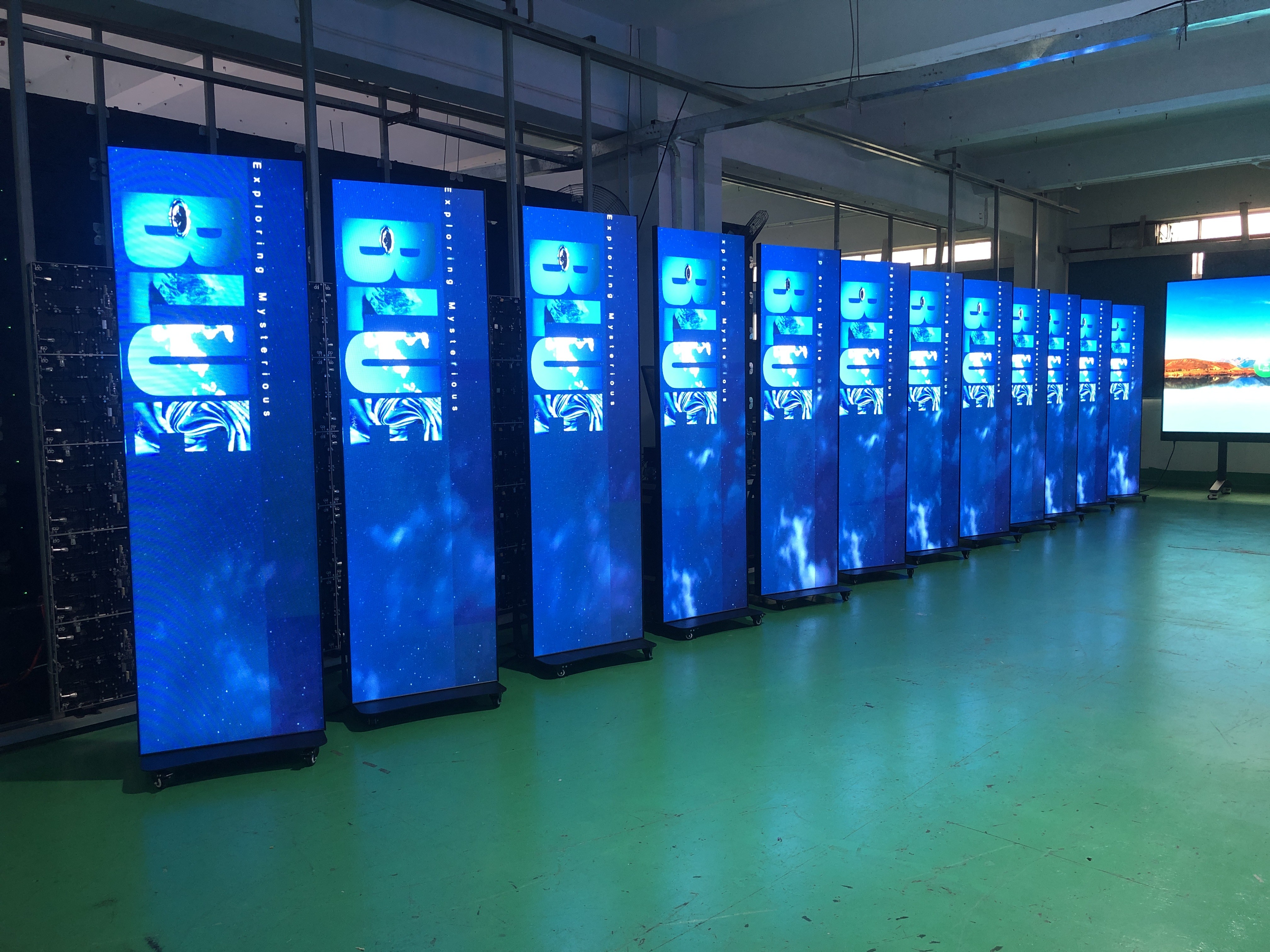 High Definition Video Wall LED Display with 2.5mm Pixel Pitch and 1000cd/m2 Brightness