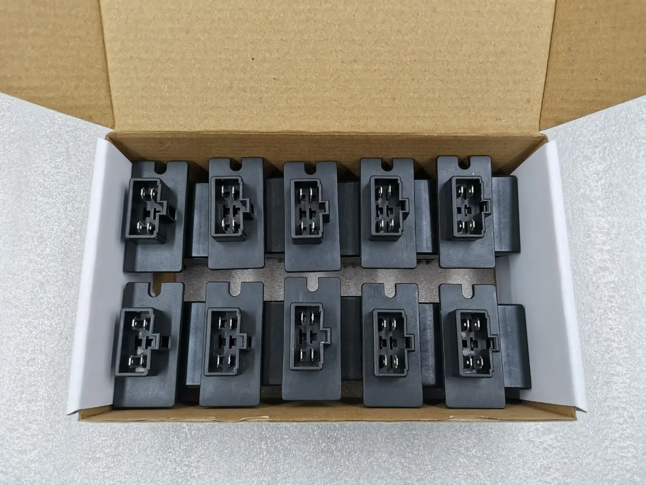 Car Fitment SINOTRUK CNHTC Carruchi AZ1630840321 Sinotruk Howo Truck Motor Heater Relay Fan Speed Control Block Assembly