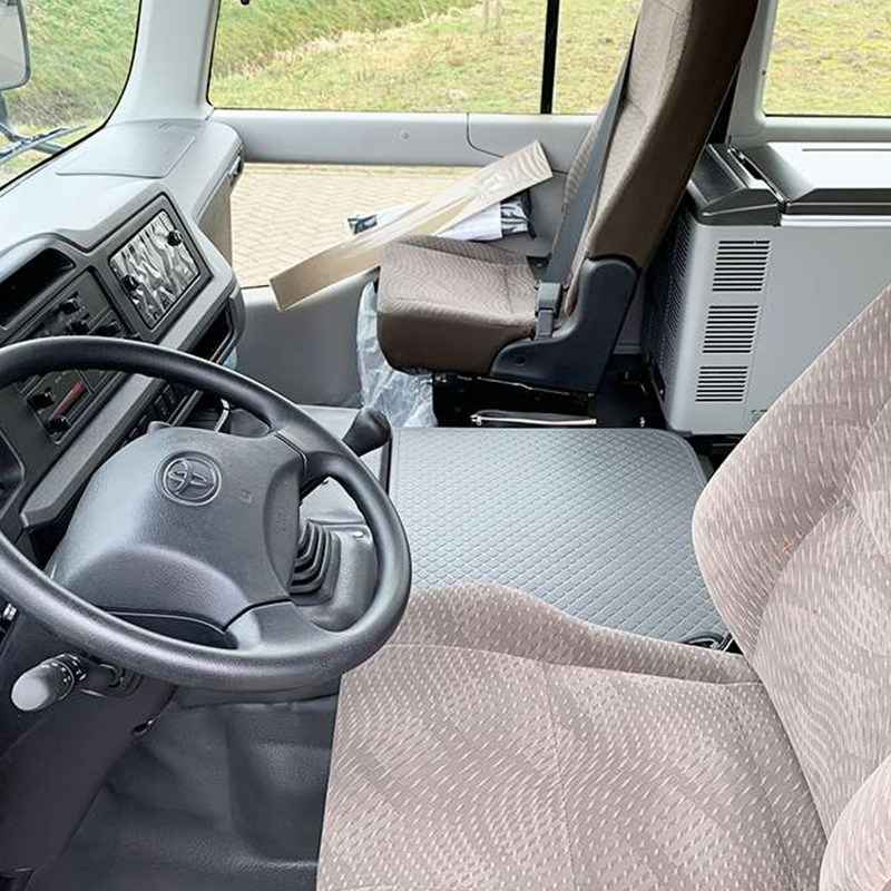 30 Seats Used Coach Bus with Diesel Engine and 2.7m3 Luggage Compartment Volume