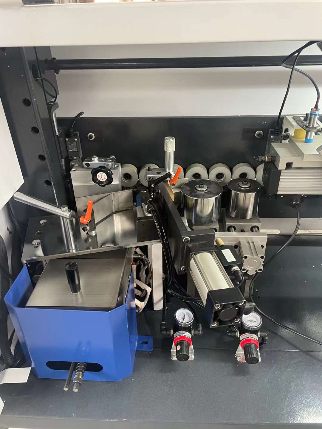 Efficiently Finish Your Woodworking Projects with M5 Auto Edge Banding Machine at 0.6Mpa
