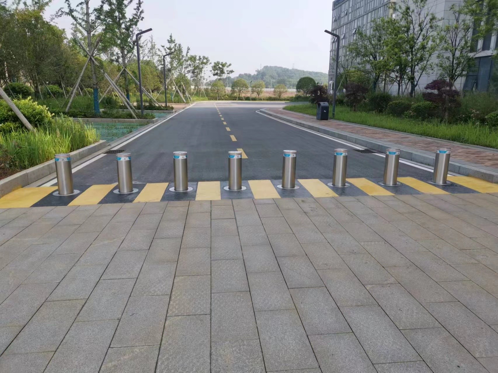 High Security Hydraulic Retractable Bollards SUS304 Automatic Retractable Driveway Bollards