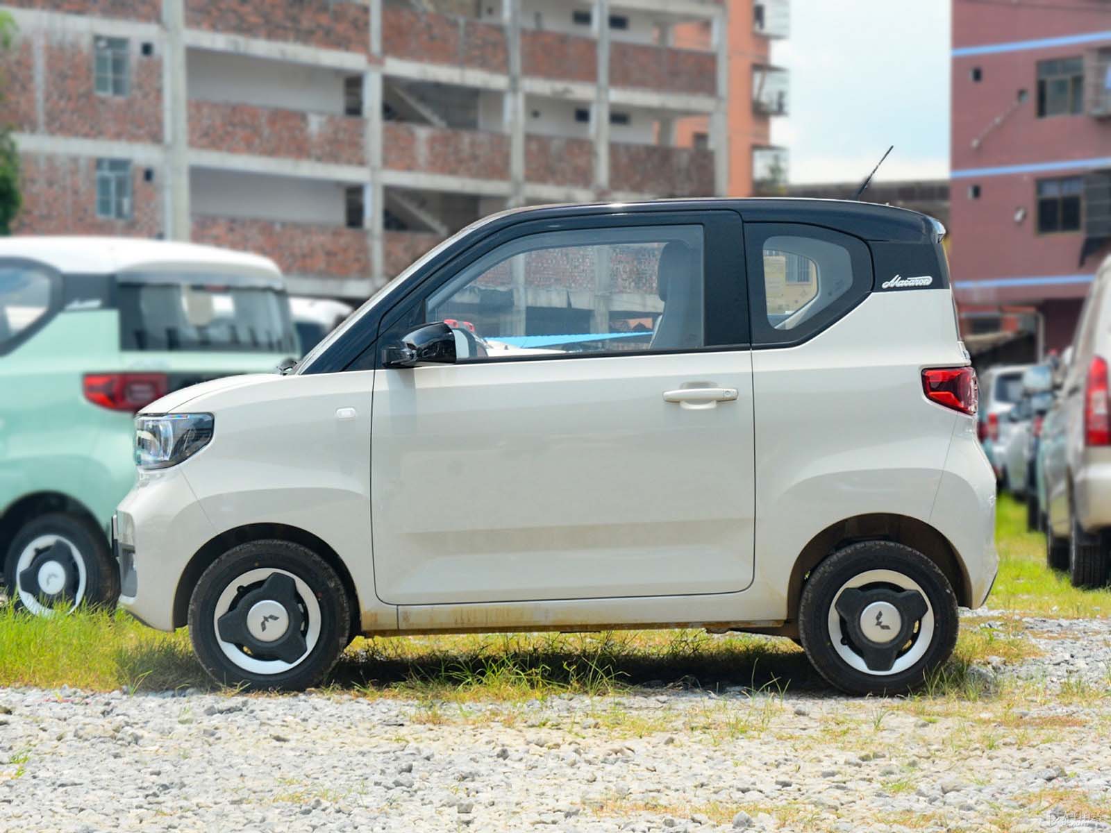 Chinese design Hongguang Mini macarons fashion 120km lithium iron phosphate spot sales, small cars